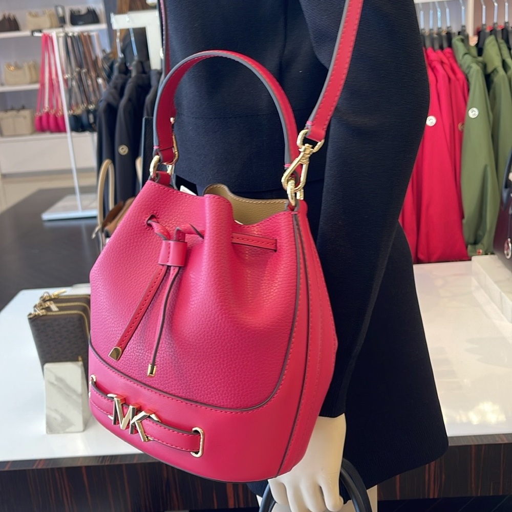 MICHAEL KORS
Reed Medium Pebbled Leather Bucket Bag Satchel
Electric Pink
NWT - Picture 9 of 16